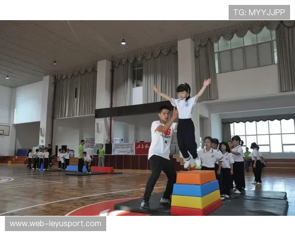 体操公开训练课吸引家长带孩子体验